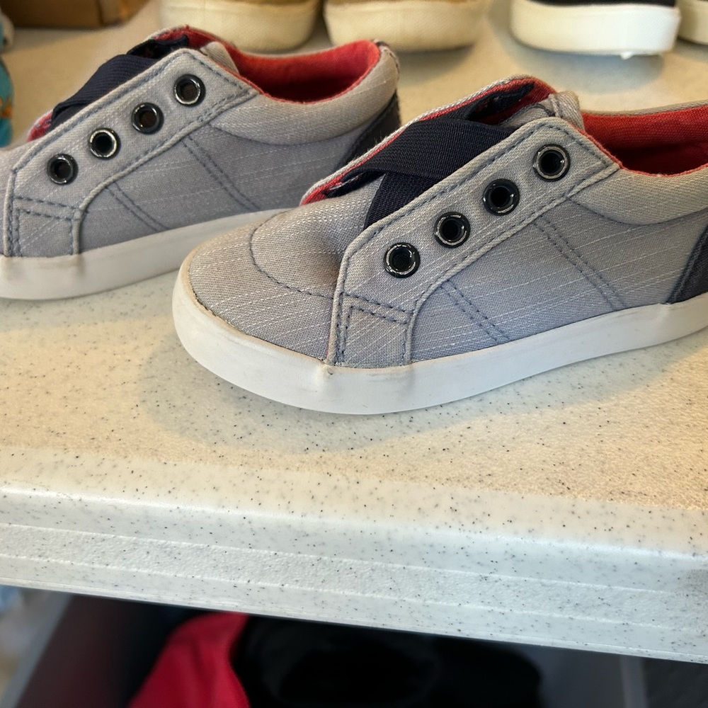 Cat and jack like new size 8 (grey/light blue color)